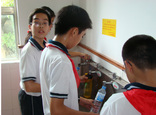 学校水管破裂1200名师生饮水难　新疆霍城消防送水解困